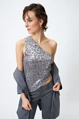 Top asimétrico de un hombro, con estampado animal print en tonos grises y plateados.