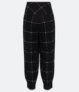 Pantalón aladim con cintura ancha pespuntado, pliegues y barra ajustada con botones.