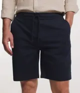 Bermuda masculina color beige de sarga, con cintura elástica ajustable con cordón y bolsillo trasero.