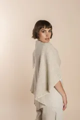 Ruana corta de lana color marrón con terminación de crochet hecho a mano. Prenda cómoda, versátil y fácil de combinar.