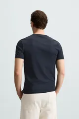 Camiseta marrón de corte slim fit, confeccionada en tejido de algodón con elasticidad, cuello redondo y manga corta.