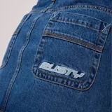 Minifalda de jean azul con bolsillos delanteros y traseros.