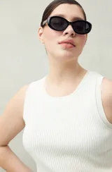 Musculosa blanca de tejido acanalado con escote redondo y calce al cuerpo.