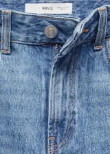 Short de jean celeste con lavado claro, tiro alto y corte a la rodilla.