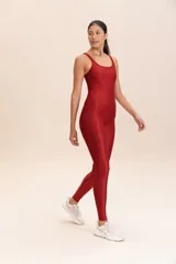 Jumpsuit largo color borgoña, de compresión media, con escote profundo en la espalda y relleno extraíble. Fabricado con tejido Allure® Adaptiv, destaca por su elasticidad, textura acanalada y ligero brillo, además de incorporar la tecnología inclusiva LYCRA® ADAPTIV.