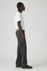 Pantalón de jean negro de corte recto y tiro medio.