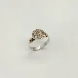 Anillo de plata 925 con apliques de oro 9k. Diseño con motivos de costura: tijeras, dedal y botones.