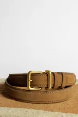 Cinturón marrón de gamuza con hebilla dorada.