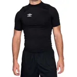 Remera térmica negra de manga corta con cuello alto y logo de Umbro estampado en blanco en el pecho.