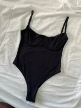 Body negro de algodón con aro y breteles finos regulables.