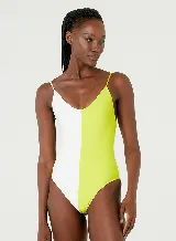Traje de baño enterizo con breteles finos, diseño bicolor dividido verticalmente en blanco y verde lima.