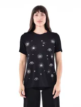 Remera negra de manga corta con cuello redondo y estampado frontal de ojos y estrellas en tonos plateados.