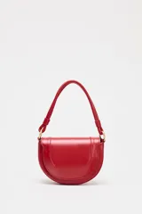 Bolso bandolera rígido color rojo, con asa corta y correa larga de tejido tipo canvas. Cierre con solapa e imán y bolsillo interior con cremallera.