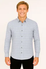 Camisa celeste con estampado a cuadros, de manga larga y cuello abotonado.