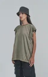 Remera verde oliva de manga corta con recortes en delantero y mangas con efecto gastado, confeccionada en algodón y calce oversize.