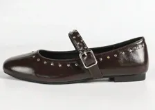 Balerinas color borgoña con puntera cuadrada y tira cruzada con hebilla y ojales metálicos.