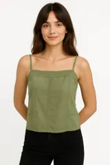 Musculosa verde oliva de algodón con breteles finos y escote cuadrado con detalle de puntilla.