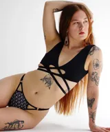 Top de baño negro con diseño cruzado que ofrece soporte y estilo.