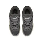 Championes Puma Lifestyle SK8 SD grises con detalles en blanco y suela marrón. Confeccionados en gamuza y tela, con logo de Puma en el lateral. Inspirados en el skateboarding.