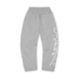 Pantalón de jogging gris con cintura elástica y cordón ajustable. Estampado lateral con el nombre de la marca en color blanco y logo en la pierna derecha.
