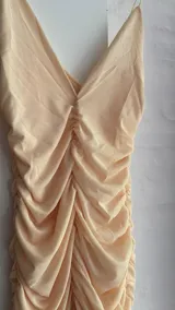 Vestido largo color amarillo pastel, con breteles finos y escote en V. La parte superior es de doble tela de microtul y la falda es amplia con volados.