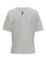 Camiseta gris de algodón con cuello redondo y mangas cortas. Estampado frontal con flores y texto "Moonscape" con tipografía de estilo zodiacal.