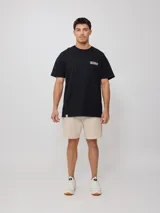 Remera de hombre color crudo con estampado en el frente y la espalda.
