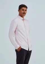 Camisa de vestir rosada de manga larga con cuello clásico y bolsillo en el pecho.