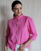 Camisa blanca de mangas 3/4 con cuello mao y botones frontales.
