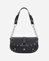 Cartera negra de cuero sintético con correa de hombro ajustable y detalles de tachas y hebillas plateadas.