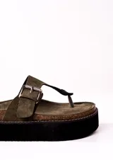 Sandalia flatform color verde militar con tira de dedo y hebilla plateada.