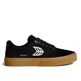 Championes de skate Cariuma modelo Naioca, color negro con suela marrón y logo blanco.