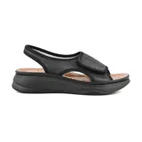 Sandalias bajas color beige con plataforma y ajuste con velcro.