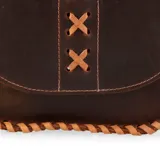 Cartera bandolera marrón de cuero natural con solapa y cierre con broche imantado.
