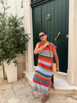 Vestido tejido con hilo de algodón en punto jersey rayado, con silueta recta, manga caída y cuello redondo. Hecho a mano con máquina de carro y terminaciones en crochet.