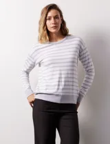 Buzo de modal estampado a rayas horizontales rosas y blancas, con cuello redondo y puños acanalados.