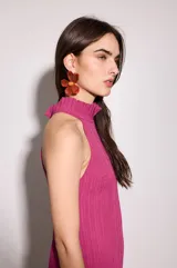 Aros colgantes con forma de flor color naranja y centro marrón.