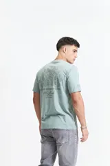 Remera color ladrillo de manga corta con cuello redondo y estampado pequeño en el pecho.