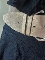 Faja ancha de cuero color marrón con hebilla plateada y ojales para regular el talle.