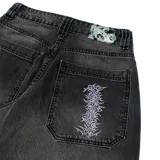 Jean baggy en denim con lavado localizado, bordado en bolsillo relojero y trasero, con tiro medio y fit suelto.