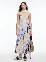 Vestido largo de breteles finos confeccionado en viscosa crinkled con estampa de manchas. De escote en V y silueta evasé, tiene una caída fluida que acompaña el movimiento. El efecto arrugado del tejido le da textura y carácter a una prenda fresca y versátil.