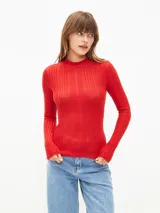 Polera gris de tejido de punto acanalado, con cuello alto y mangas largas.