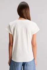 Remera blanca de algodón con estampado de un cóctel en tonos rojos y azules.