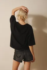 Remera negra de algodón con estampado frontal de un disco de vinilo dorado en forma de corazón y texto "Dancing a higher place house music".