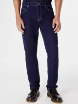 Pantalón de jean azul oscuro, de corte recto, con bolsillos laterales y traseros.