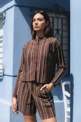 Cardigan tejido con lurex y botones en la delantera, color marrón con rayas verticales en amarillo, blanco y verde.