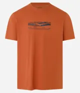 Remera color ladrillo de algodón peruano, corte comfort, cuello redondo y manga corta. Estampa rectangular con paisaje de montañas en el frente.