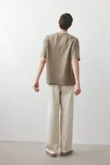 Remera color marrón claro en tejido waffle de algodón pesado, con cuello redondo ribeteado acanalado y bajo recto.