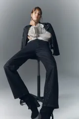 Pantalón de jean negro con corte recto y apliques brillantes.