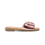 Sandalia casual Korium Moira color rosa metalizado, con tira ancha sobre el empeine adornada con hebilla decorativa.